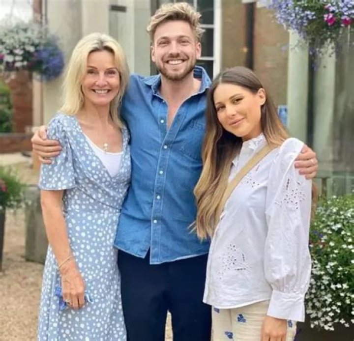 
Who Is Sam And Louise Thompson Father? Everything About Their Family & Siblings 